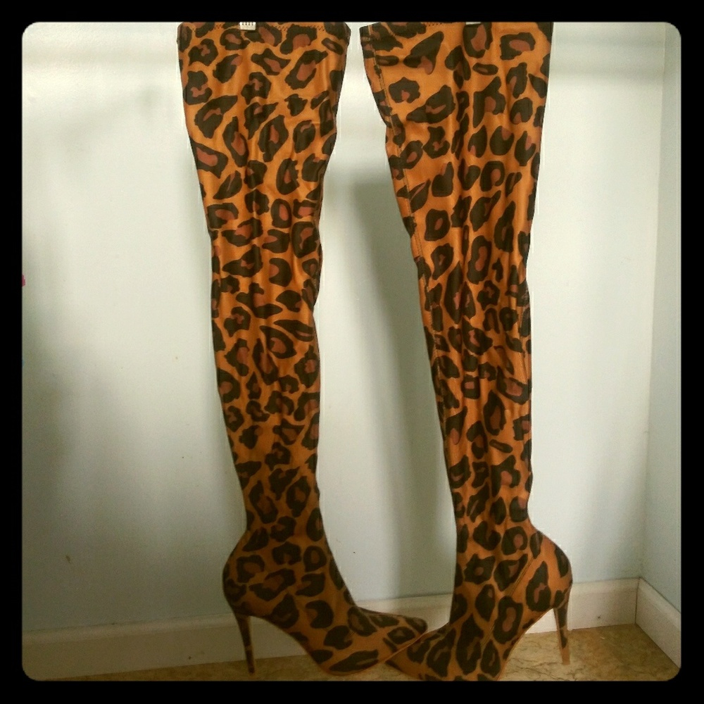 Simmi thigh high leopard boot size 7